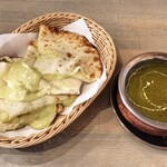 Namaste - アボカドチーズナン、チキンホウレン草カレー（辛さ3倍）