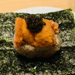鮨 由う - ・港区巻き
      （北海道噴火湾産毛蟹と北海道産バフンウニ　　
      　由うオリジナルキャビアのせ）