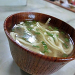 菊栄食堂 - あとから運ばれてきたので味噌汁かな？と思ったら蕎麦でした