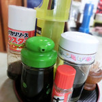 菊栄食堂 - 調味料各種、ソースや唐辛子など