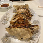 華園 - 二軒目なので大ぶりで大好物なギョーザもひとり２つで調整。中年♂妙齢の♀が旨さに目を剥く。善き哉。