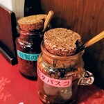 銀座イタリー亭 - 自家製タバスコを掛けてみる