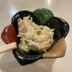 華園 - 粟島に由来のあるコチラでは常に新鮮なじゃがいもを用いたポテトサラダがお通しとして登場。