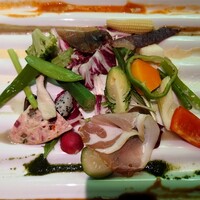 飛騨牛グリルばくろ - 下の方の野菜
                    ゴーヤやセロリ、ドラゴンフルーツまであって
                    サラダなんだけど、キチンとしてる料理を
                    食べている満足感がある❕