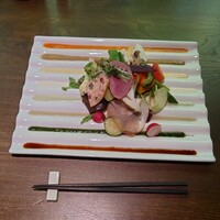 飛騨牛グリルばくろ - ○サラダ
                    岐阜県産30種類以上の新鮮な野菜、
                    地豚ロースの生ハム、牛タンの燻製、
                    飛騨牛のビーフジャーキー
                    ツンゲンボヨッソ
                    （ピスタチオと野菜を練り込んだハム）
                    