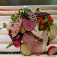 飛騨牛グリルばくろ - ○サラダ
                    それをトマトソース、マッシュルーム、生姜、
                    カプラノーソース、バジルソース、牛蒡、
                    ほうれん草、醤油ソース
                    の8種類のソースで頂いた。