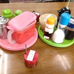 Kairyuu - テーブルにはコショウ、紅生姜などいろいろ置いてます
