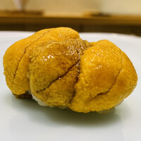 鮨 なんば 日比谷 - 福岡　藍島の大粒な赤雲丹　シャリを包む赤雲丹がまるで雲丹のおはぎの様　赤雲丹の旨味、甘味、深みが果てしなく味蕾を刺激続けます。