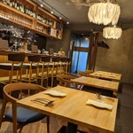 Tablie bistoria&winebar - テーブル席とカウンター席と。照明もオシャレで素敵！！