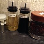 汁なし担担麺専門 キング軒 大手町本店 - 坦坦ライスのたれと酢など