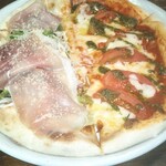 窯右衛門 - 地場産完熟トマトのマルゲリータ、生ハムサラダのハーフハーフ。