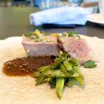 Auberge eaufeu - ◆meat
      豚肉を自家製とトマトと麹を使ったトマト麹に漬け込んで旨味を染み込ませて 実山椒 ささげな
      ソースはマジョラム（ハーブ）赤酢、マスタードを使用