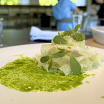 Auberge eaufeu - ◆squid
      赤いか（隠し包丁を入れて白バルサミコとライムで味付け） 加賀蓮根（コリアンダーシードの香りつけたピクルス仕立て） ソース（ホエイとニラのオイル）