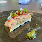 Auberge eaufeu - ◆kajiki
      白カジキは塩とレモンでマリネして燻製。
      パンにカチョカバロをのせて焼いたもの。
      白茄子 枝豆 バジルソース