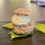 Auberge eaufeu - ◆chocolate
      ローストしたレーゼルナッツ チョコレートとヘーゼルナッツのスフレ ほうじ茶のアイスクリーム