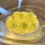 Auberge eaufeu - ◆muscal
      マスカット アップルミント ライムの香りをつけたゼラニウムのゼリー アーモンドのブランマンジェ ドロップショット（上に乗ってる草）