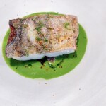 ACiD brianza - サグカレー。太刀魚のしっとり甘みある味わいにカレーのほのかな風味香りソース、ラズベリーのフルーティーさもほのかに感じられて。いい意味でカレー感が強くなくやさしい美味しさ♡