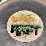 ACiD brianza - ガレット。そば粉のガレットに鴨の内臓のペースト、脚肉ミンチフリット、りんご、ブルーベリーソース。ガレットで巻いて手でいただきます。小さな使い捨ておしぼりかわいい♪