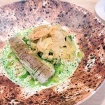 ACiD brianza - 寝かせた芋。鰯の炙りと発酵じゃがいも、フェンネルの酸味のあるソース、お豆たっぷりポテトチップストッピング。緑豆かなと思われるお豆がたっぷり♡お豆大好き