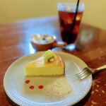 ROSE CORPORUSE - ケーキセット(おからたっぷり！なのに滑らかなベイクドチーズケーキ)374円 + アイスコーヒー299円