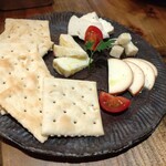 VICINO - チーズ3種盛り合わせ　¥748