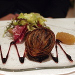 レストラン ヒロミチ - ブーダンノワールのカリカリポテト包み　バニュルスキャラメルとリンゴのピューレ