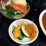 Manekineko Shokudou - カツカレーライスのサラダとお漬物