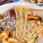 まねき猫食堂 - す〜ら〜タンメン麺、黒いつぶつぶは全粒粉麺やなくて黒胡椒（笑）