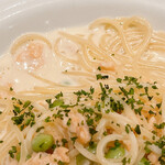 ヨーキーズブランチ - スモークサーモン、枝豆、グリーンアスパラのクリームソースパスタ