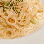 ヨーキーズブランチ - スモークサーモン、枝豆、グリーンアスパラのレモンクリームソースパスタ