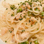 ヨーキーズブランチ - スモークサーモン、枝豆、グリーンアスパラのレモンクリームソースパスタ