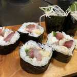 弥助寿司 - 盛り合わせの残りの巻物とツマ軍艦巻き