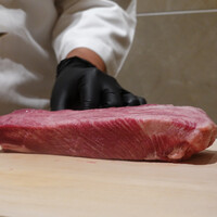 恵比寿 うしみつ - タンを捌いています