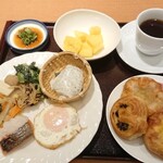 花の舞 - ごまざる豆腐、焼き鮭、目玉焼き、高野豆腐、里芋、ほうれん草胡麻浸しなどのお惣菜とパンはデニッシュ3種類(チョコ、カスタード、アップル)、紫芋パン、パイナップル