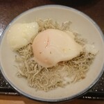 花の舞 - ちりめんじゃこに温泉卵で卵かけ