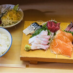 Kujira Shokudou - 「刺身定食」800円税込み（学生価格）、一般は900円税込み♫ 普通のお店ですと1,500円前後でしょう。＋ご飯は特盛でお代わりしてもオッケー、おしぼり2本付きですから言うことなしでしょう(๑˃̵ᴗ˂̵)