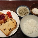 花の舞 - お代わりは炭水化物:ラズベリーデニッシュ、レーズンパン、ちりめんじゃこ、温泉卵、ごはん