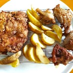大盛りバカの店 もりもり弁当 - 今回の購入品。山賊揚げとポテトと唐揚げ。ポテトは乗り切らず(汗)