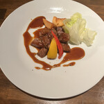 御酒屋 - 一口ステーキ　甘めのソースです　肉は柔らか