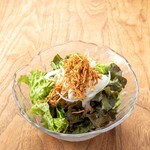 Sesame salad with crunchy chips