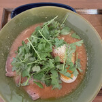 二ノ宮金次郎 - トマトチーズ味噌ラーメンにパクチーをトッピング