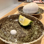 中華蕎麦 とみ田 - 塩とスダチ 80円(税込)、比内地鶏半熟味玉 200円(税込)
      2022年8月29日