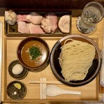 中華蕎麦 とみ田 - つけめん大 1400円、特選全部乗せトッピング 1000円、比内地鶏半熟味玉 200円、塩とスダチ 80円
      2022年8月29日