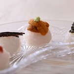 Ginza Sushi Aoki - 8月旬「鱧」
      
      鱧に日々脂がのり、味よくなる時季。銀座 鮨青木ではていねいに骨切りをし、生のまま、ひと口サイズの手毬鮨に仕立てております。梅肉、塩昆布、うに、キャビアをのせた食べ比べで、さまざまな味わいをお楽しみください。