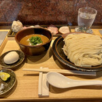 中華蕎麦 とみ田 - つけめん大 1400円、特選全部乗せトッピング 1000円、比内地鶏半熟味玉 200円、塩とスダチ 80円
      2022年8月29日