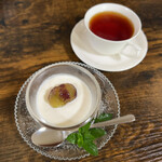 お食事処 だんらん日和 - デザート：信州ミルクの自家製プリン、紅茶