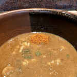 中華蕎麦 とみ田 - つけめん大のツケダレに一味唐辛子を投入
      2022年8月29日