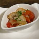 お食事処 だんらん日和 - 前菜：燻し帆立と赤パプリカのマリネ