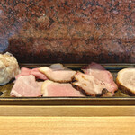 中華蕎麦 とみ田 - 特選全部乗せトッピング 1000円(税込)
      2022年8月29日