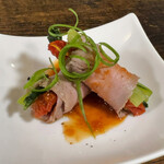 お食事処 だんらん日和 - 前菜：牛肉の野沢菜とドライトマト包み